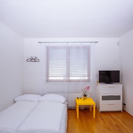 Beautiful Apartment In Central Residence Прага Екстериор снимка
