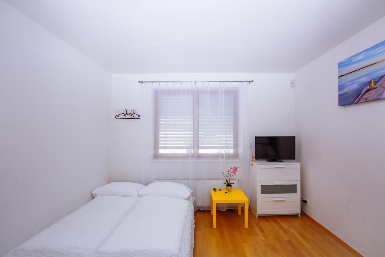 Beautiful Apartment In Central Residence Прага Екстериор снимка